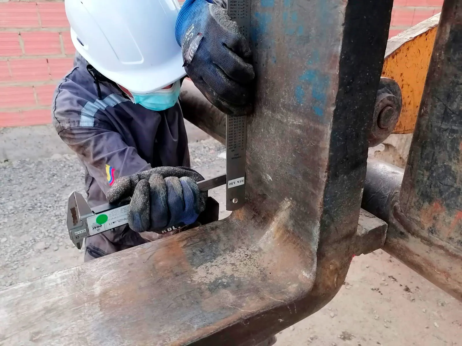 Inspectora midiendo una herramienta con calibrador